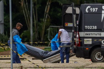 O corpo de Francisco Wanderley Luiz, de 59 anos,  retirado da frente do STF