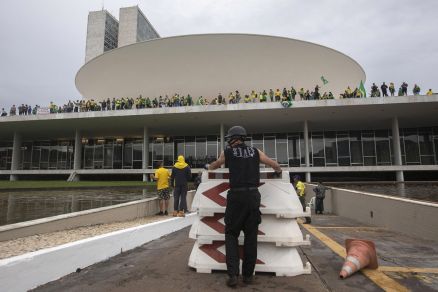 Golpistas invadiram e depredaram a Praa dos Trs Poderes em 8 de janeiro de 2023