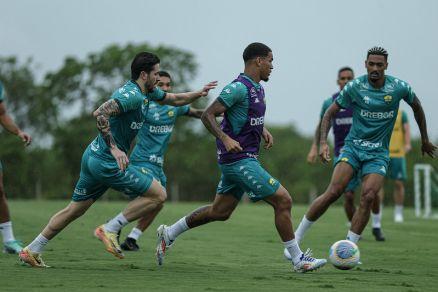 Jogadores do Cuiab durante treinamento 