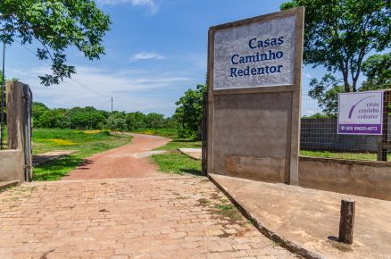 Entrada das Casas Caminho Redentor, localizada no bairro Nova Esperana