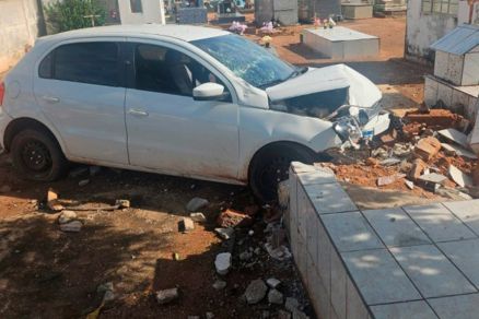 Carro quebrou tmulo com impacto 