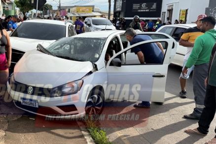Um morre e dois ficam feridos em batida entre dois carros e moto