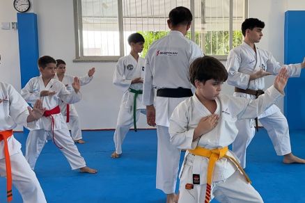 Atletas de karat durante treinamento 