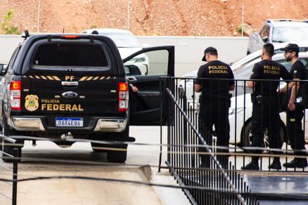 Agentes da Polcia Federal durante a primeira fase da Operao Sisamnes 