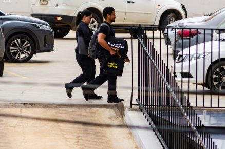 Agentes da PF chegando com material apreendido no dia da Opera��o Sisamnes