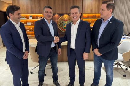 O novo comandante-geral ao lado do governador, do chefe da Casa Civil  e do secretrio de Segurana 