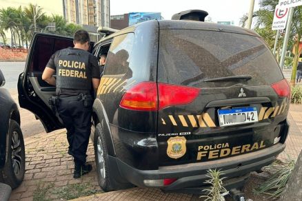 Agente entra em veculo da Polcia Federal