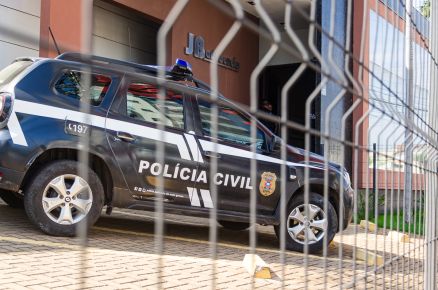 Viatura da Polcia Civil em frente ao escritrio JB Advocacia, no Quilombo.