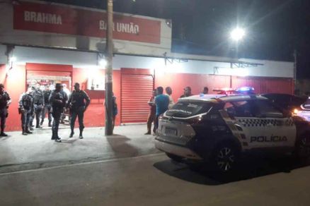 Dupla em motocicleta atira a mata homem em bar de V�rzea Grande