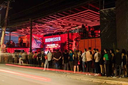 Fachada da casa de shows Malcom Pub, em Cuiab