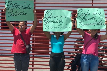 Protesto realizado por funcionrios em frente  sede da empresa