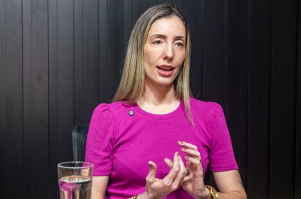 A secret�ria municipal de Ordem P�blica e Defesa Civil, Juliana Chiquito Palhares, que assinou decreto 