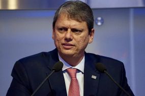 Tarcsio aprimora marketing de gestor enquanto afaga Bolsonaro