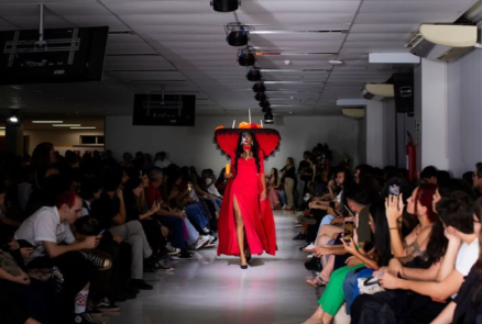 Diferente de outros desfiles, o projeto The Brief: Fashion in Progress coloca o processo criativo sob os holofotes