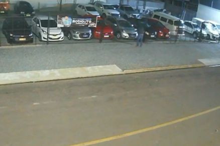 Cmera registra momento em que homem ateia fogo em carros 