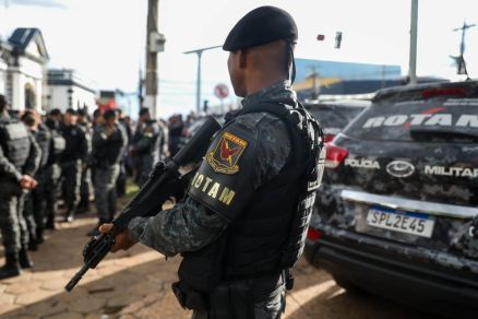 Polcia busca Heron Vieira, sargento da inteligncia da PM, aps operao prender quatro militares e caseiro ligados ao crime.