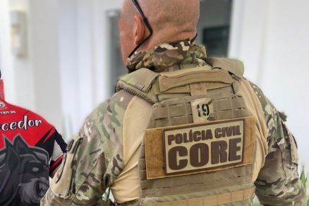 Policial do GOE durante deteno de um dos investigados da operao