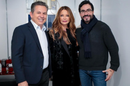 O governaor Mauro Mendes, a primeira-dama Virginia Mendes e o padre F�bio de Melo