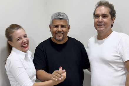 O Coronel Sandro Azambuja, junto de Flvia Moretti e do vice, Tio da Zaelli: troca no DAE