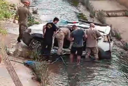 Ela foi retirada do veculo pelo Corpo de Bombeiros e encaminhada para atendimento mdico