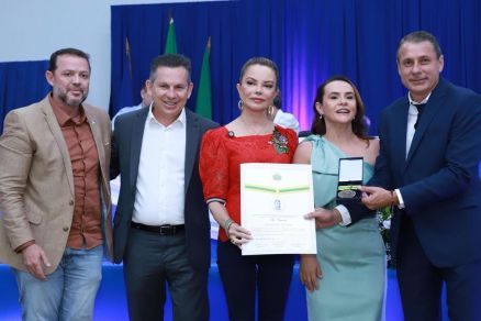O futuro prefeito Alei Fernandes ( direita), com a esposa, a primeira-dama Virginia Mendes, o governador Mauro Mendes, e o deputado Hugo Garcia