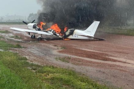 Avio pegando fogo em propriedade rural na regio de Juna