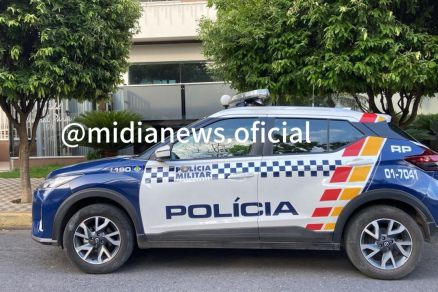 Viatura da Polcia Militar em frente ao edifcio, na regio central