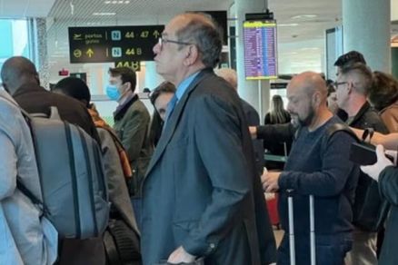 A foto de Gilmar Mendes na fila de embarque 