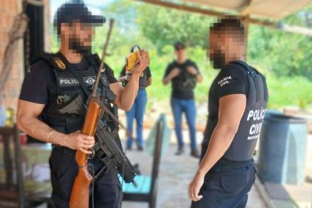 Durante as buscas, os policiais localizaram uma arma de fogo