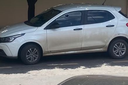 Carro atingido por disparos durante o tiroteio, ocorrido no Bosque da Sade