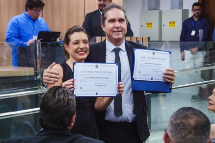 A prefeita eleita de Vrzea Grande Flvia Moretti e seu vice, Tio da Zaeli