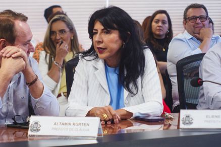 A prefeita de Cceres, Eliene Liberato que fez contratao de escritrio de advocacia