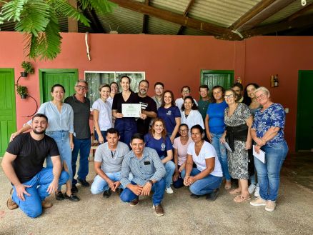 Proprietrios da Quinta da Cartucheira recebem dos representantes do Indea, Seaf e Empaer a documentao que certifica o ingresso ao SIAPP 