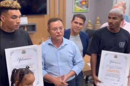 Igor Jesus e Cuiabano receberam de Botelho Moo de Aplausos