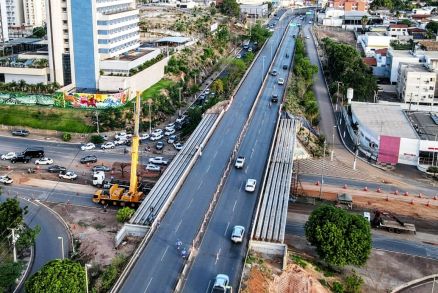 As pistas das novas faixas j foram concretadas e esto separadas por cones,