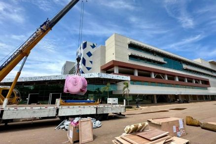 Chegada de dois equipamentos de ressonncia magntica no Hospital Central, em Cuiab