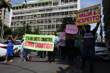 Servidores est�o reunidos em frente a Prefeitura de Cuiab�