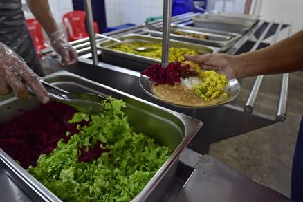 O programa Ser Famlia Solidrio tambm entrega marmitas aos moradores em situao de Rua em Cuiab
