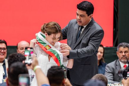 Flvia Moretti recebe faixa de Kalil Baracat