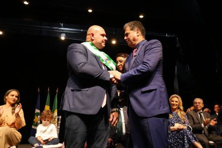 O prefeito Abilio Brunini, que recebeu a faixa do seu antecessor, Emanuel Pinheiro