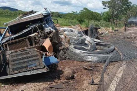 Veculo que transportava ferro durante acidente