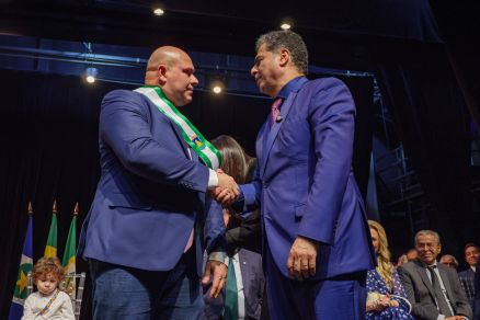 O prefeito Abilio Brunini e o ex-prefeito Emanuel Pinheiro durante solenidade de posse