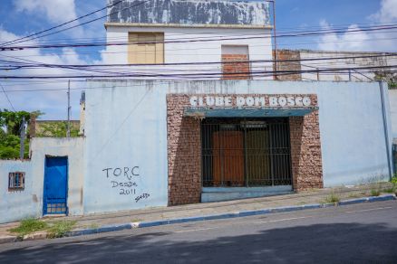 Fachada do clube est fechada com tapumes e pichada