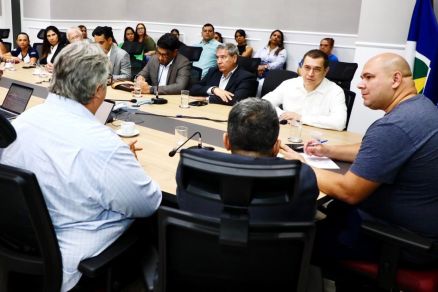 O prefeito Abilio Brunini reunido com seus secret�rios municipais