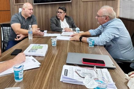 A reunio entre o prefeito Abilio Brunini, o secretrio de Governo Ananias Filho e Carlos Buarque, presidente da Locar