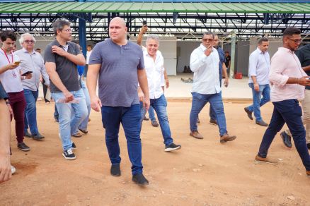 O prefeito Abilio Brinini durante vistoria no Mercado do Porto