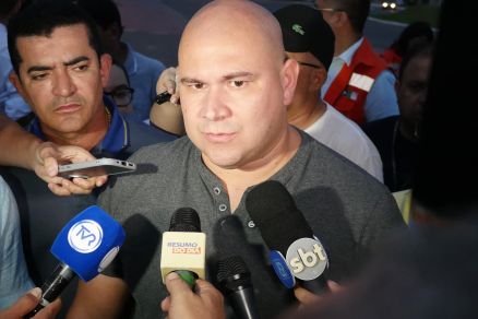 O prefeito Abilio Brunini, durante vistoria no Contorno Leste