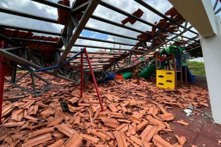Os destro�os do desabamento do Centro de Educa��o Infantil (CMEI) Maria de Souza Miranda 