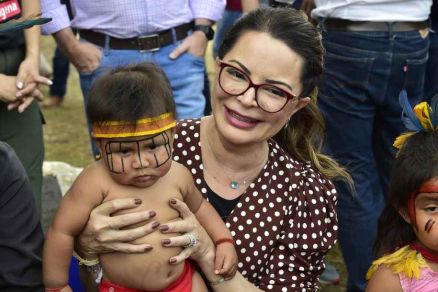 Primeira-dama Virginia Mendes com crinan�a ind�gena 