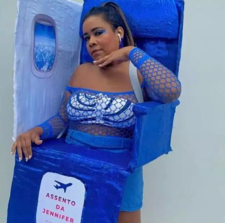 Foli� se inspira em mulher que negou assento em avi�o para fantasia de Carnaval no Rio  https://www.terra.com.br/diversao/carnaval/folia-se-inspira-em-mulher-que-negou-assento-em-aviao-para-fantasia-de-carnaval-no-rio,d2fecaca4806e2420d2c0a58f6359758em34qi